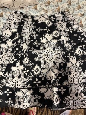 White House Black Market Black & White Floral Print Skirt - 10
